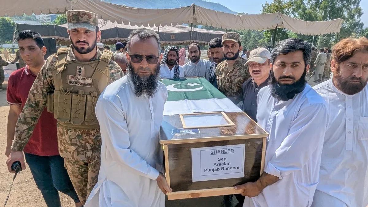 Pakistan’ın Azad Cammu Keşmir bölgesindeki helikopter kazasında 22 asker öldü