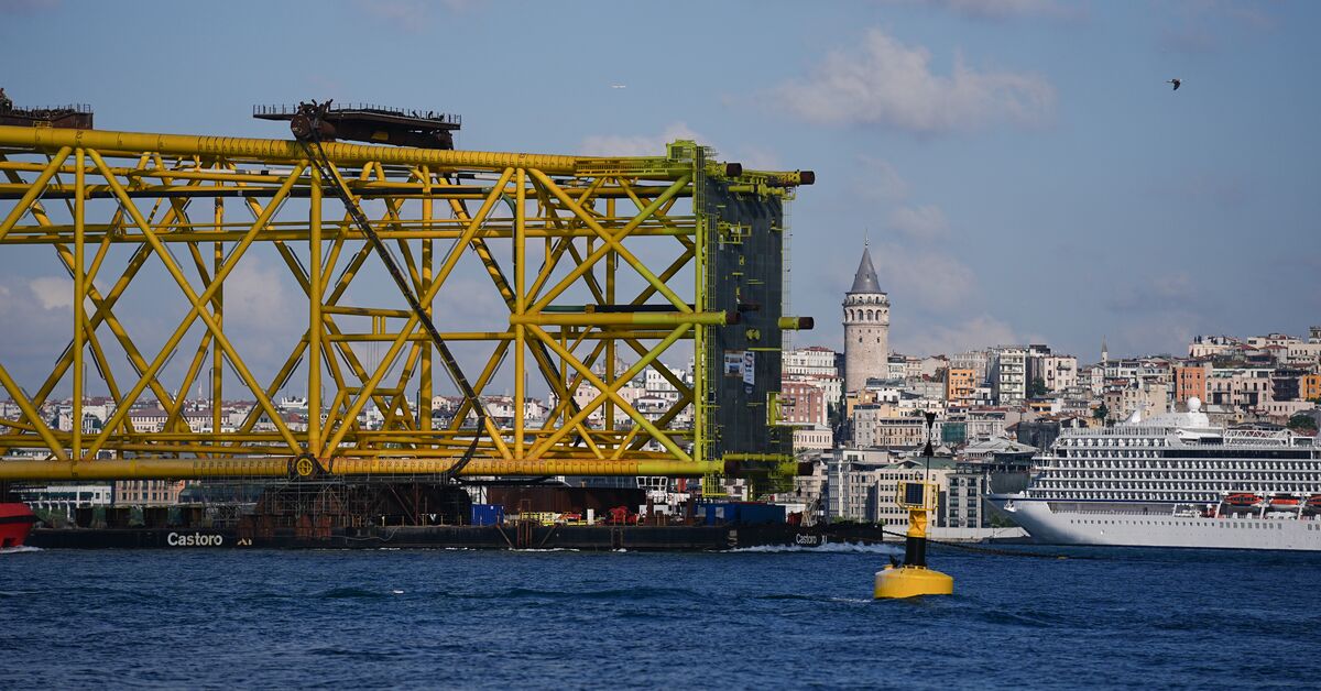 Platform iskelesi İstanbul Boğazı’nda