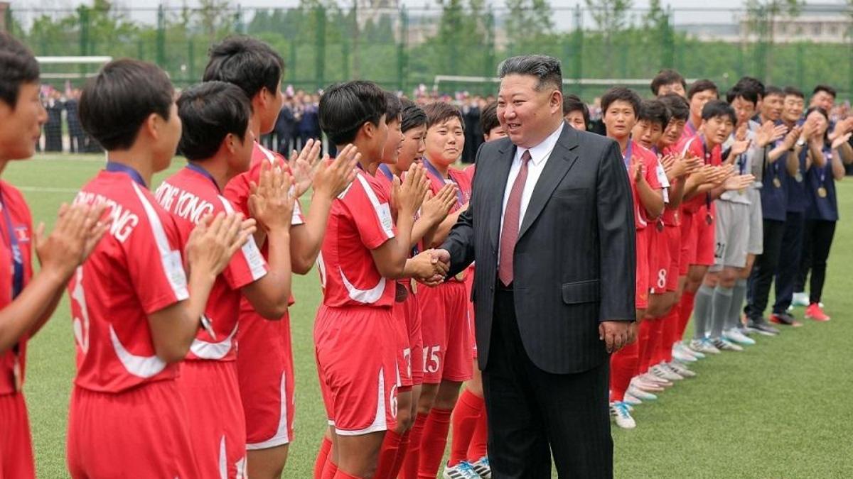 RESMEN TİYATRO! Kim Jong-un şampiyon kadın futbolcularla buluştu