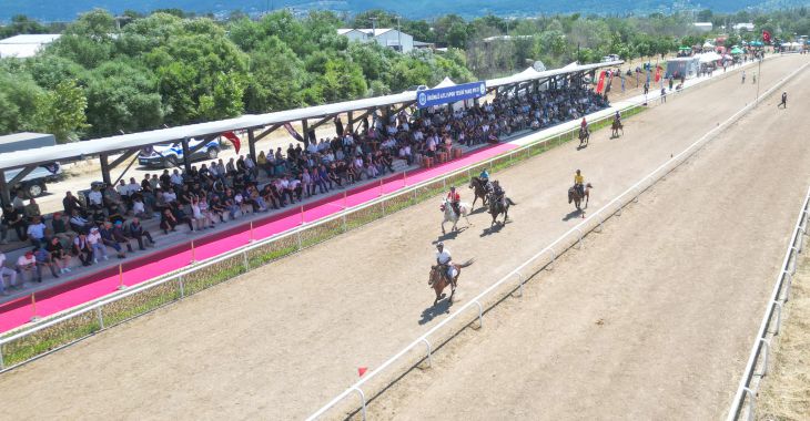 Rahvan at yarışları nefes kesti