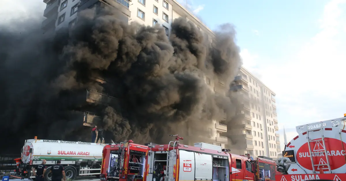 Şanlıurfa’da 10 katlı apartmanda yangın. Dumanlar bütün binayı sardı