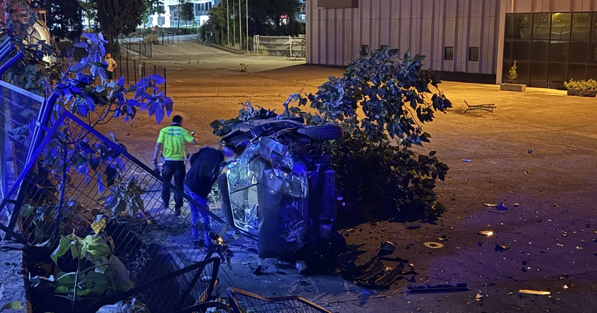 Sıkıştırılan otomobil takla attı. 4 kişi yaralandı, sürücü firarda