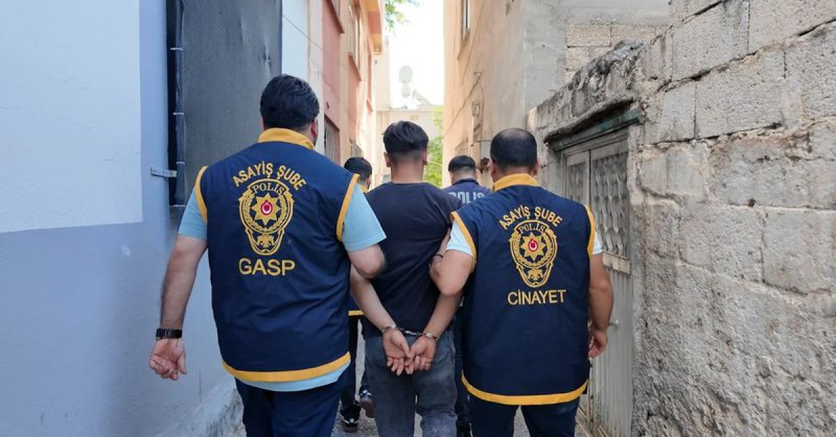 Silah teşhirine 14 gözaltı
