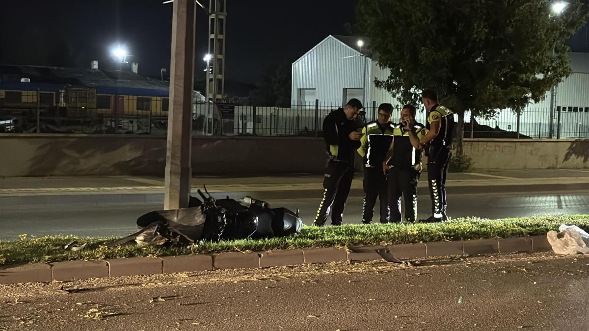 Sivas’ta motosiklet aydınlatma direğine çarptı: 2 yaralı