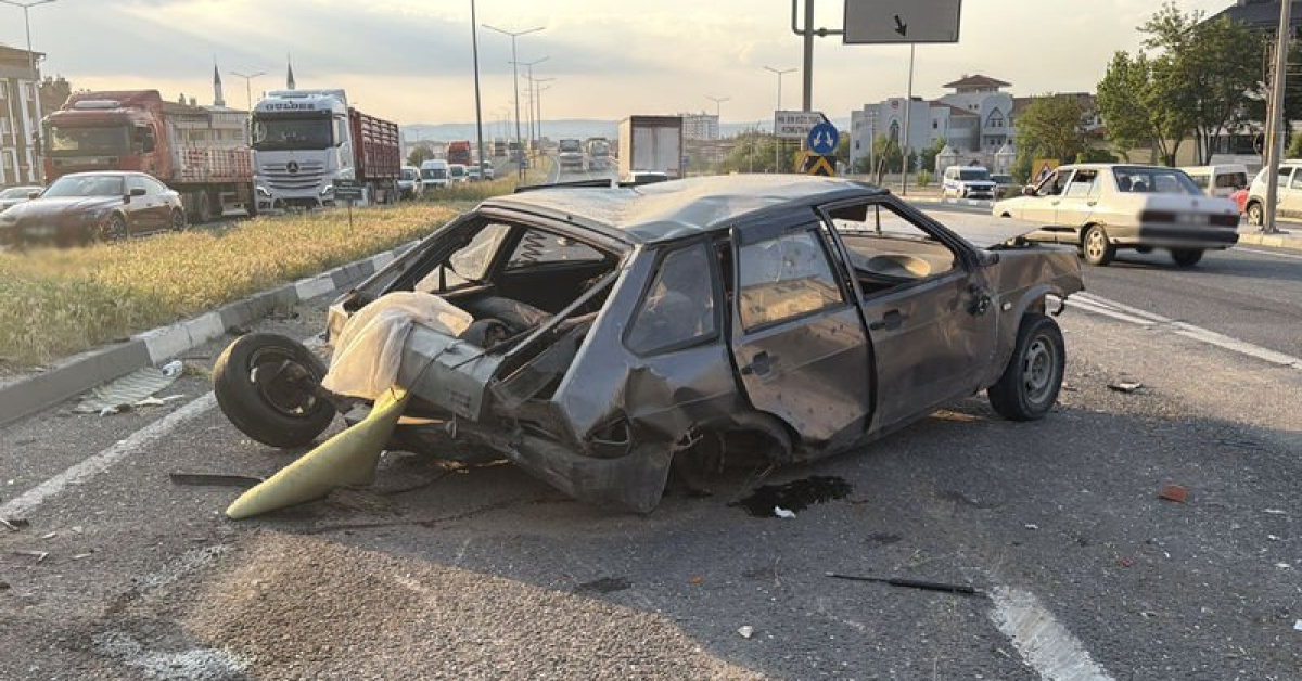 TIR ile çarpışan otomobil takla attı: 1 ölü, 2 yaralı