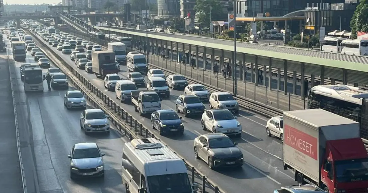 Tatil sonrası ilk sabah: İstanbul’da trafik dur kalk şeklinde ilerliyor