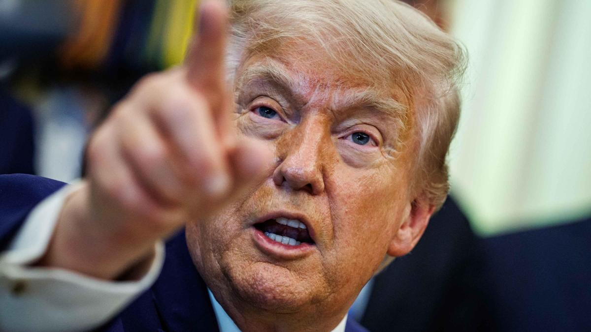 Trump, sunucuya hakaret edip yayını terk etti: Ya sahtekarsınız ya da aptal