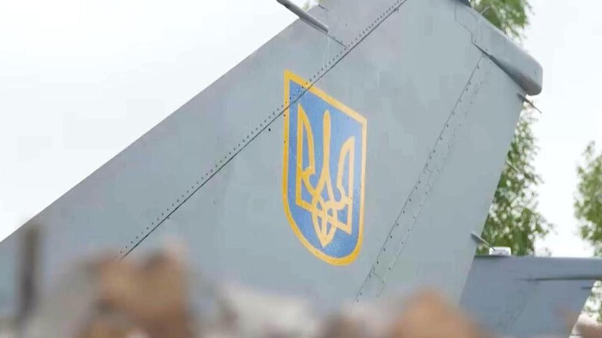 Ukrayna ordusuna ait Su-24M tipi bombardıman uçağı düştü