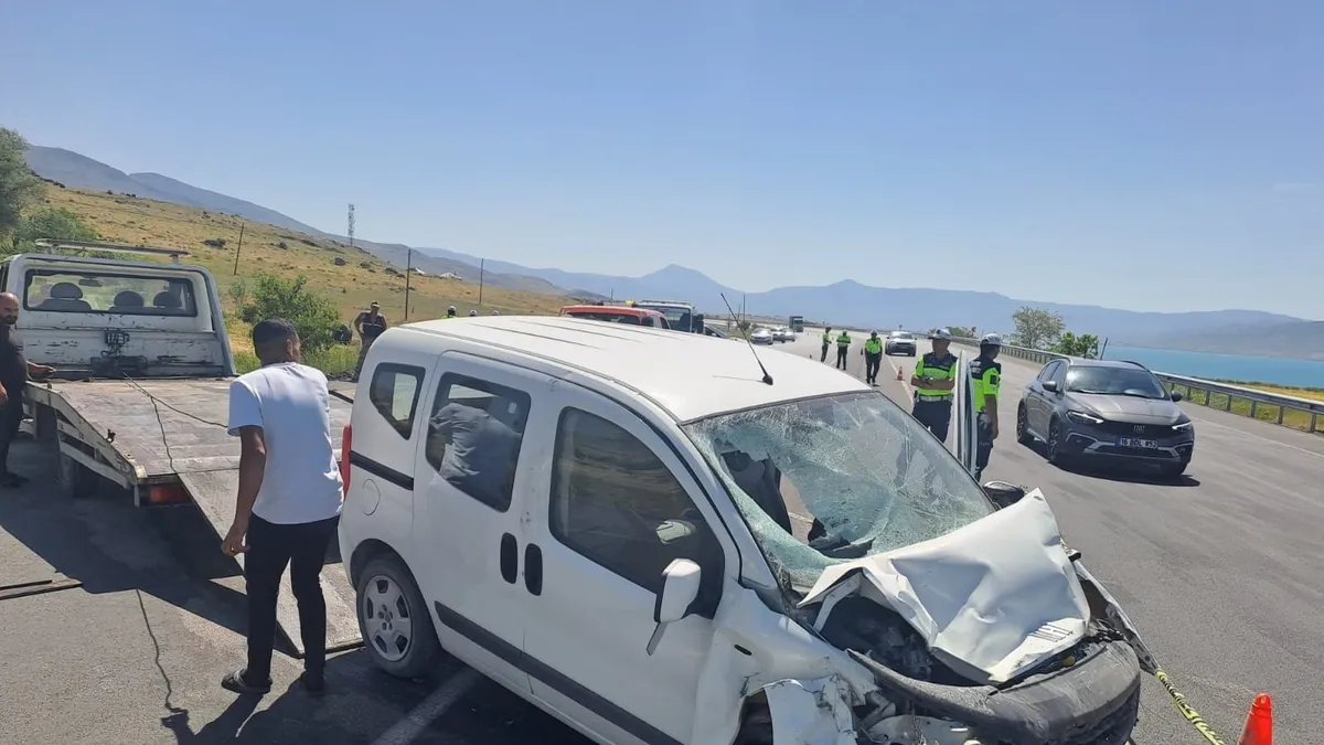 Van’da ticari araç askeri araca çarptı: Bir asker şehit oldu, yaralılar var