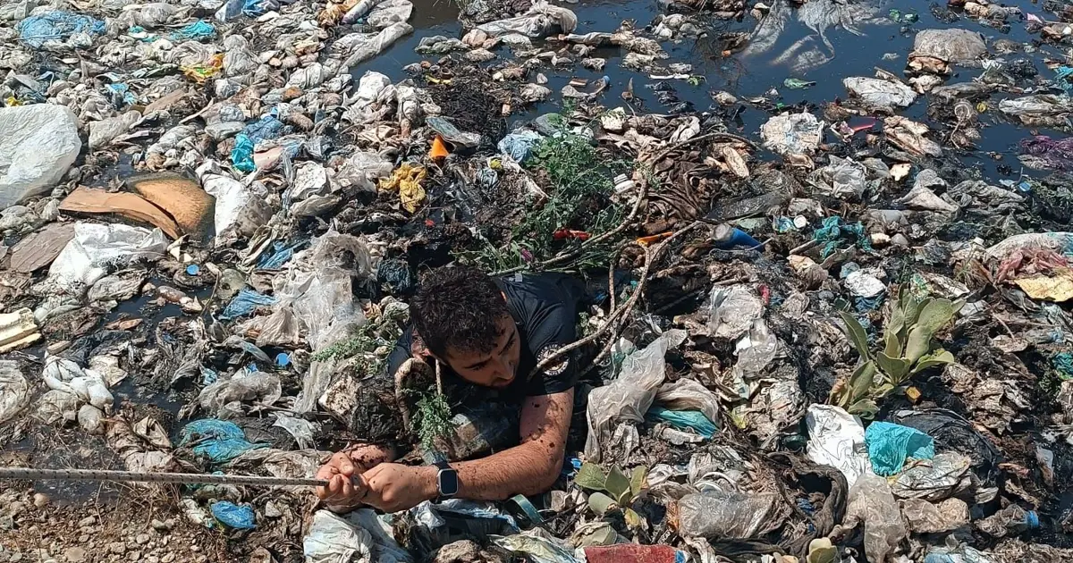 Yangına müdahale eden itfaiye eri, bataklığa düşerek ölümden döndü