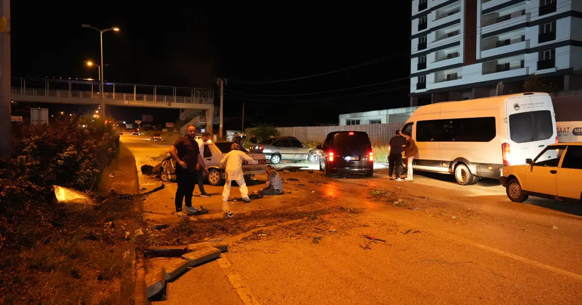 Yaralıyı kurtarmaya çalışanlara başka bir araç çarptı. 1’i ağır 6 kişi yaralandı