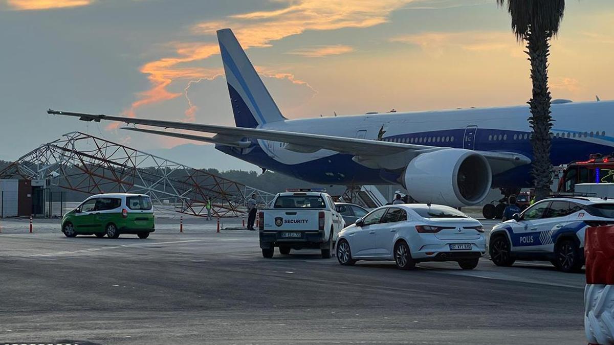 Yolcu uçağı, Antalya Havalimanı’nda radar direğine çarptı