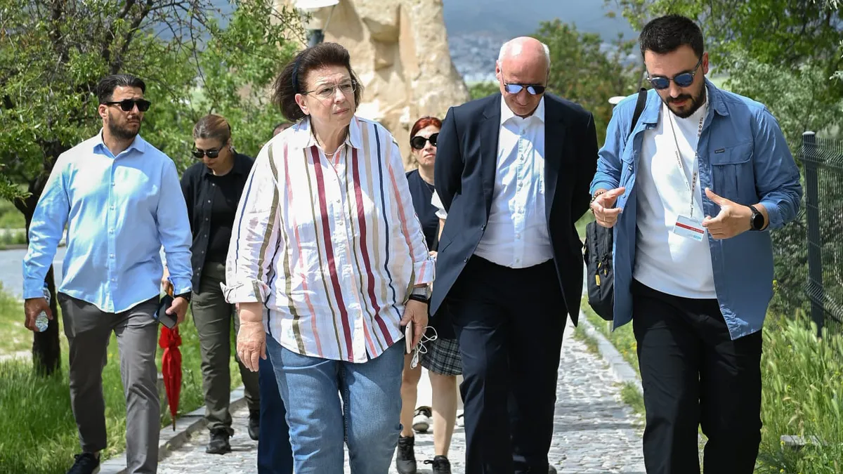 Yunan bakan Kapadokya turunda! Forum bitti, Mendoni tarihin izini sürdü