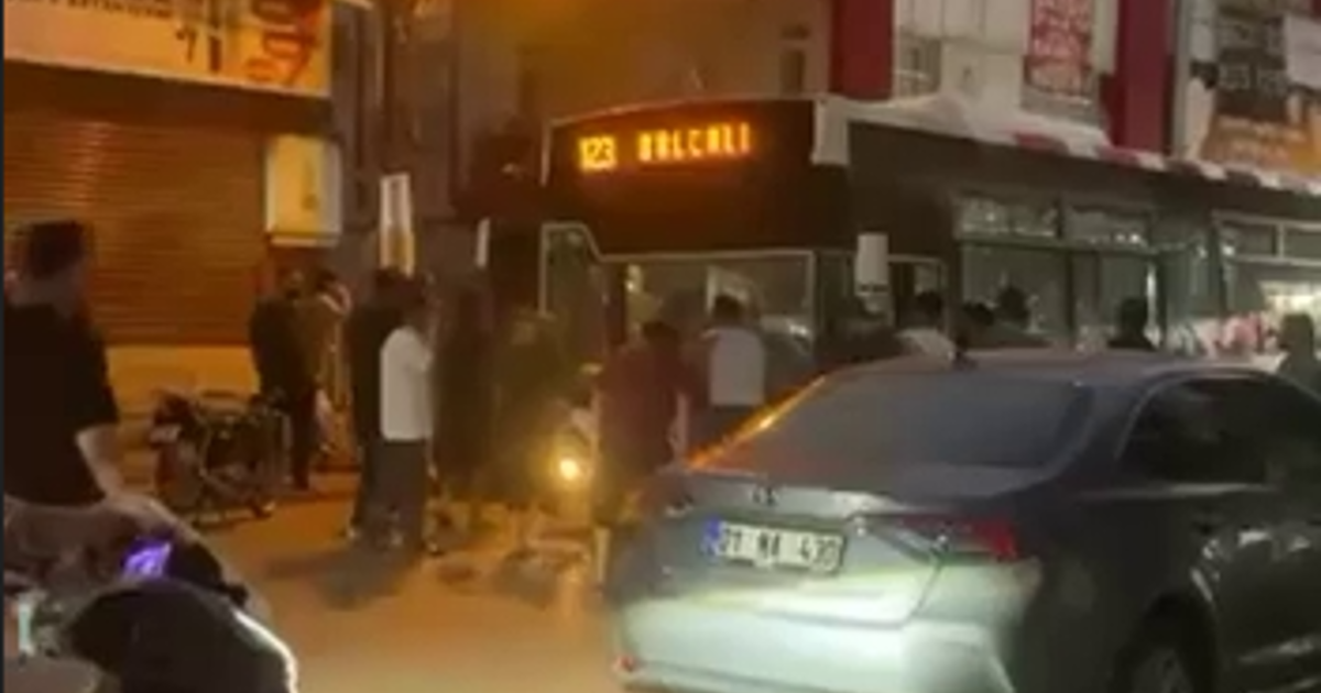 10 kişi belediye otobüsü şoförüne saldırdı. Camdan girip şoförü hastanelik ettiler