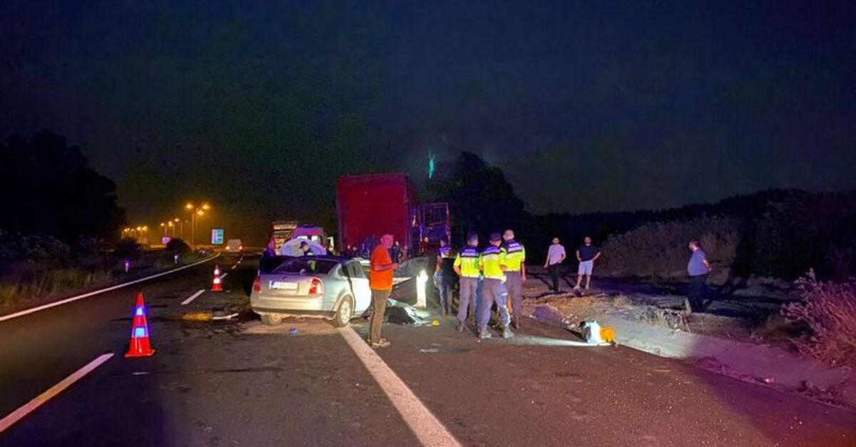 Adana’da otomobil TIR’a çarptı: 2 ölü