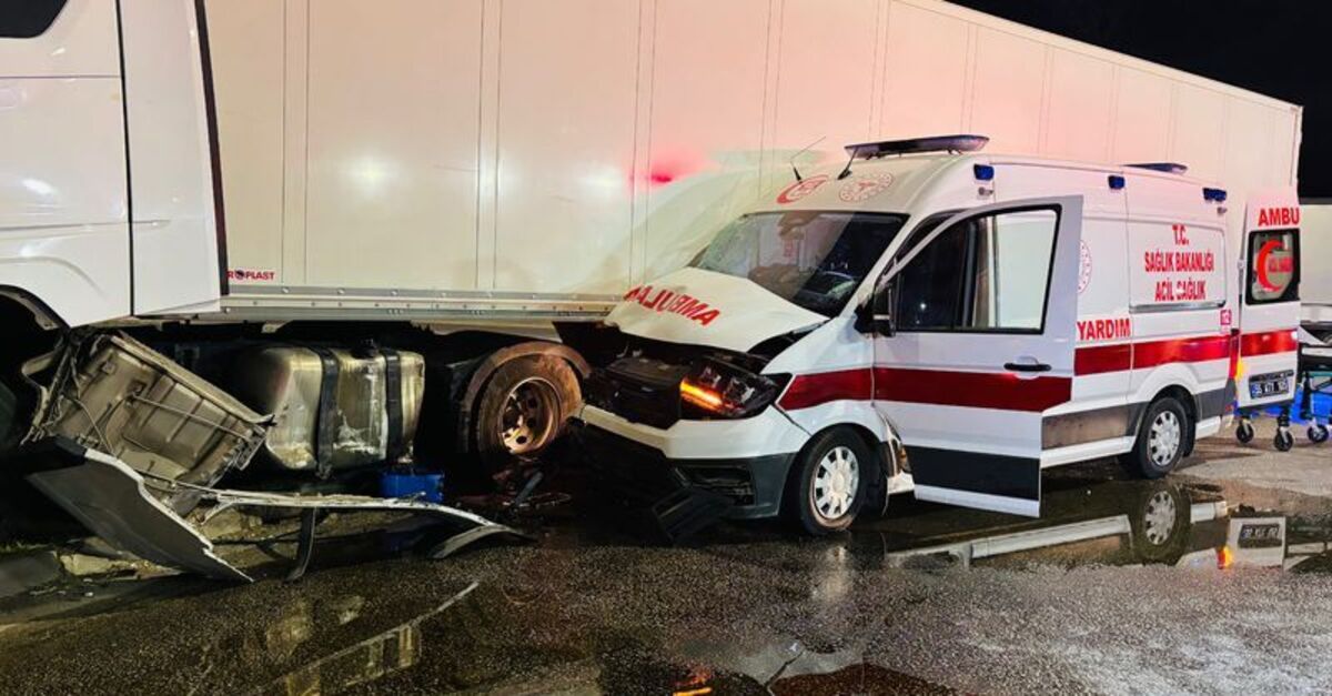 Ambulans, TIR ile çarpıştı: 6 yaralı
