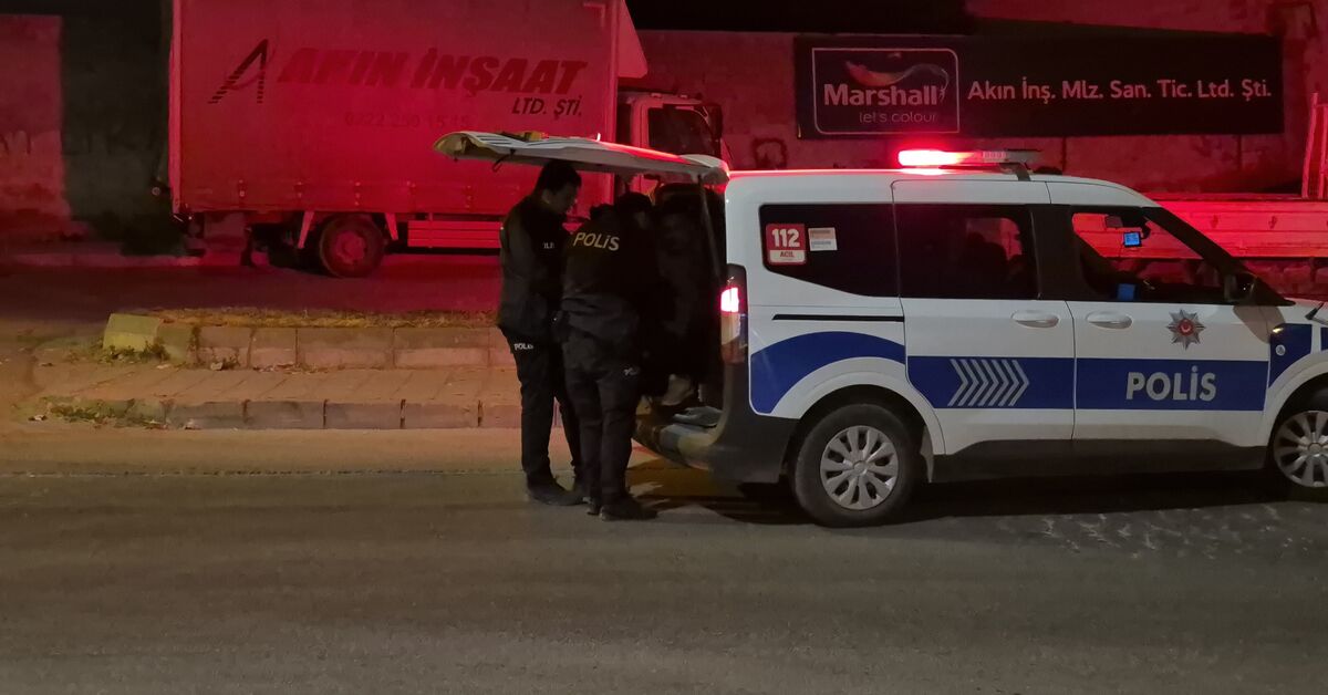 Annesini bıçakla kovaladı