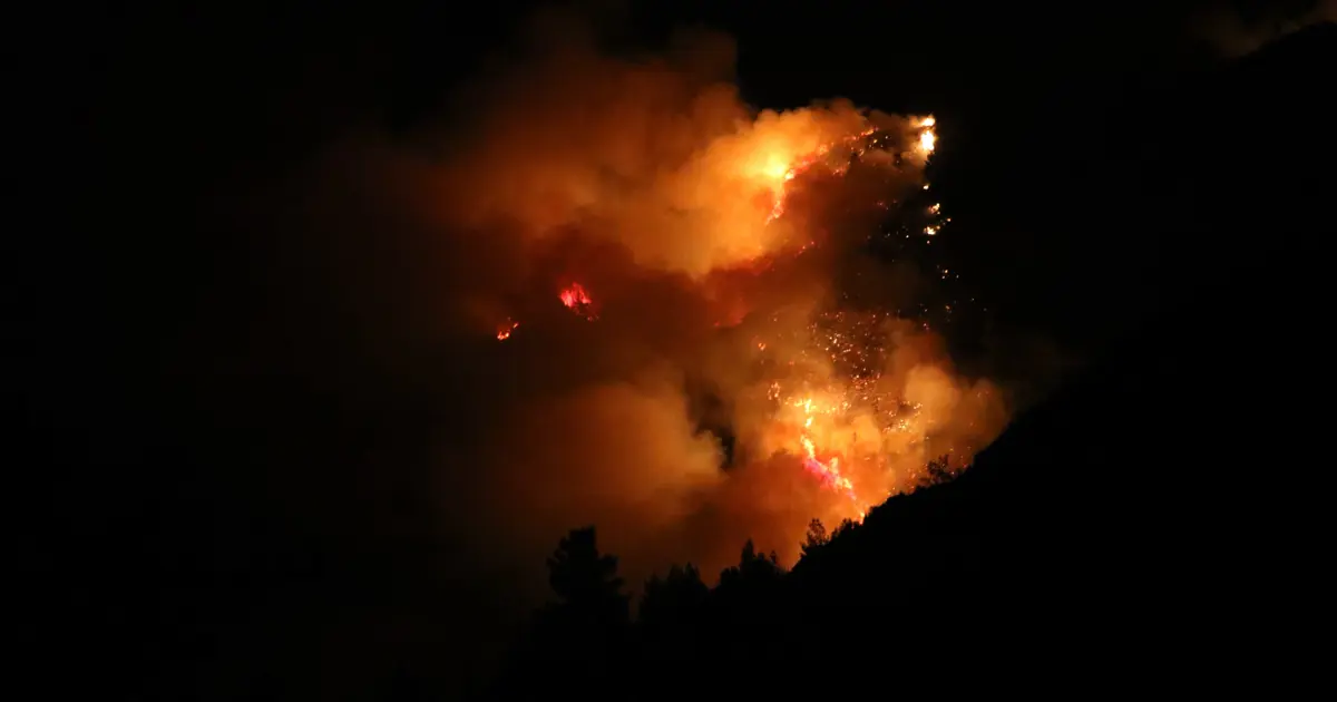 Antalya Kaş’ta orman yangını sürüyor. Gece olunca hava desteği durdu