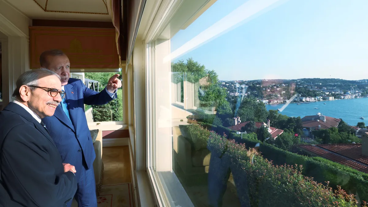 Başkan Erdoğan’dan Lübnan Başbakanı Selam’a anlamlı hediye! Dedesinin Osmanlı Meclisi anılarını takdim etti