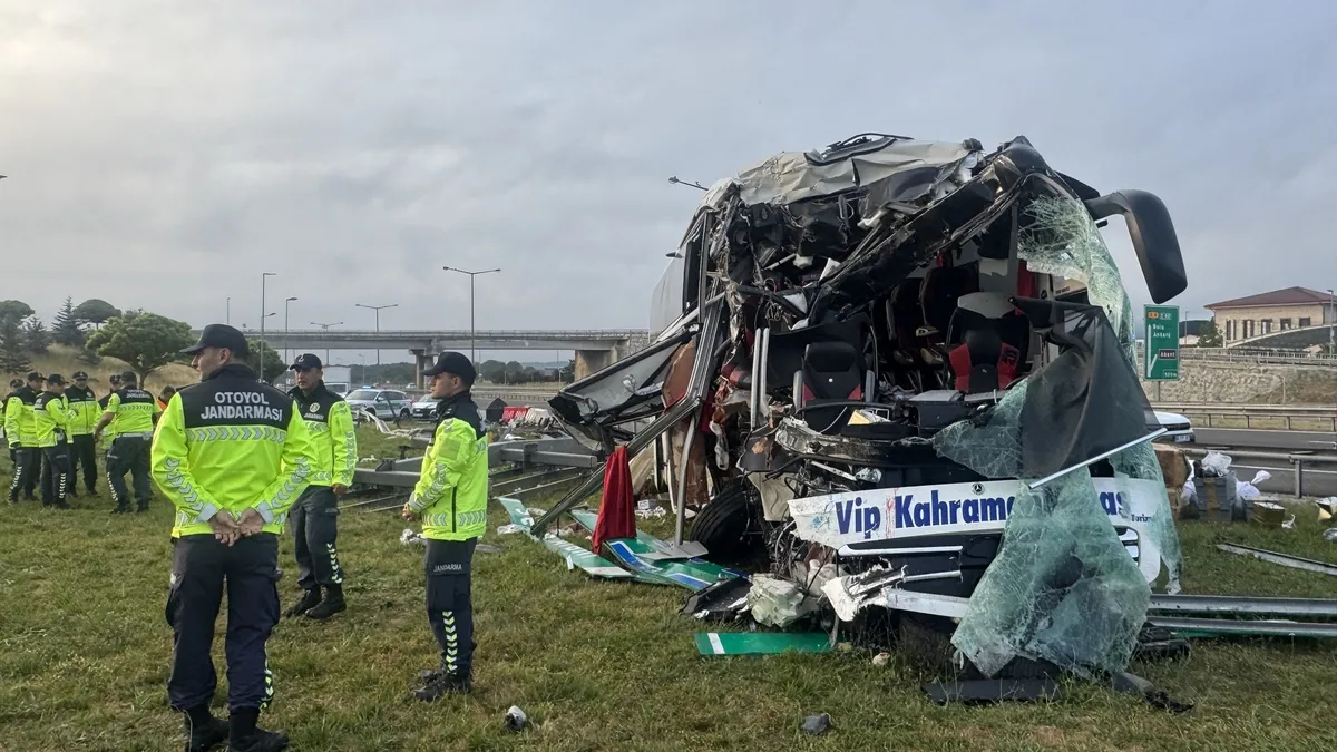 Bolu’da yolcu otobüsü önce bariyere sonra tabelaya çarptı: 5’i ağır 15 yaralı