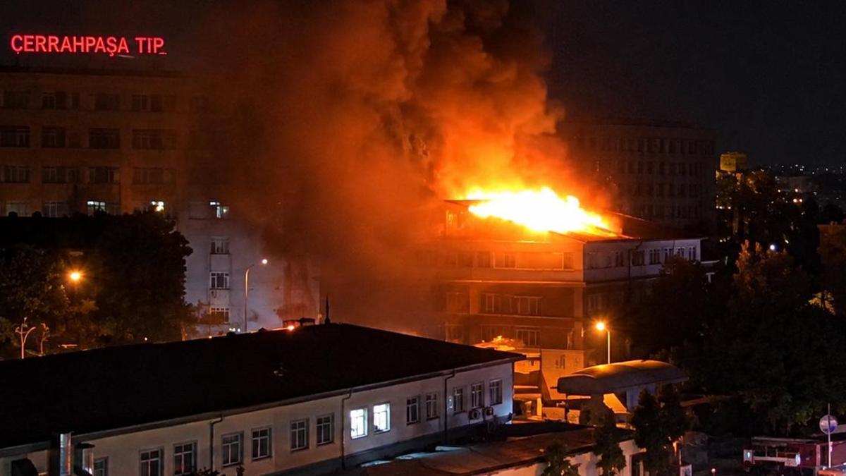Cerrahpaşa’da korkutan yangın! Diş Hekimliği Fakültesi’nin çatısı alev aldı