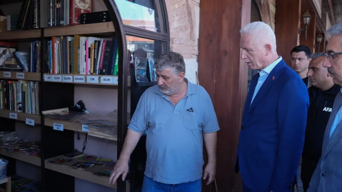 Devlet esnafın yanında! Vali Gül’den selden etkilenen Sahaflar Çarşısı’na ziyaret