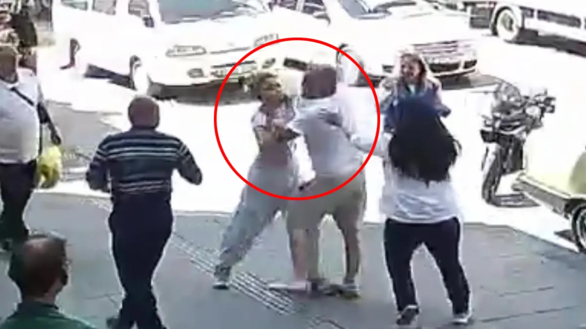 Dikiz aynasını sökerek kadın sürücüyü dövdü! O anlar kamerada