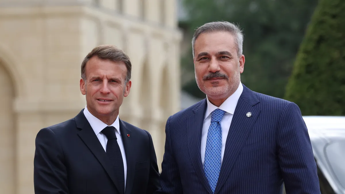 Dışişleri Bakanı Fidan Paris’te! Macron karşıladı
