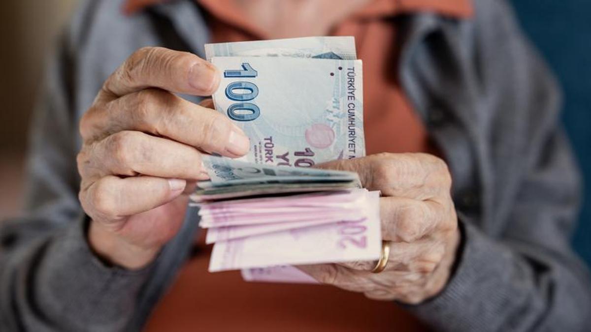Emeklinin zam farkı ağustosta yatacak: Kim ne kadar alacak?