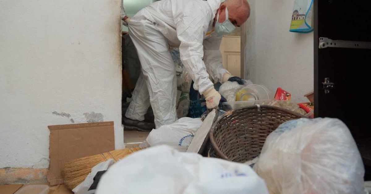 Evden yaklaşık 5 ton çöp çıkarıldı