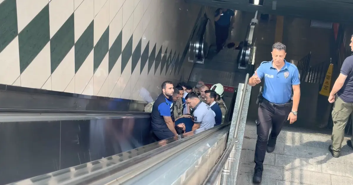 Gayrettepe Metro İstasyonu’nda korku dolu anlar. Görme engelli adam raylara düştü