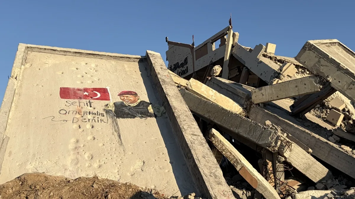 Gazze’den 15 Temmuz’a anlamlı vefa: Şehit Ömer Halisdemir’in resmini çizdiler
