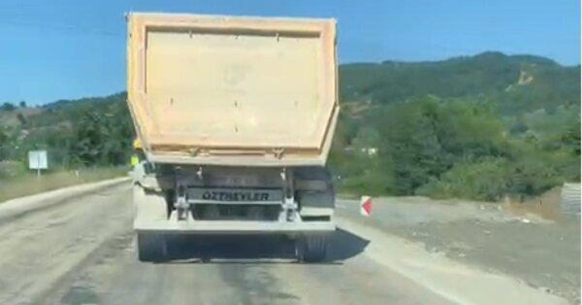Hafriyat kamyonundan fırlayan taş, otomobilin camını kırdı