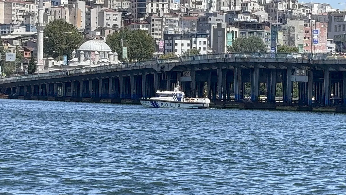 Haliç’te tur teknesi köprü ayağına çarptı: Personel denize düştü, arama çalışması başlatıldı