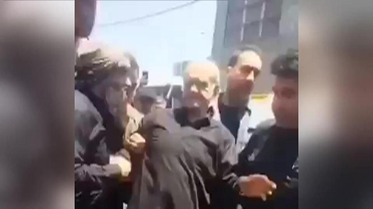 Hamaney’in cenazesinde Pezeşkiyan ve Arakçi’ye saldırı