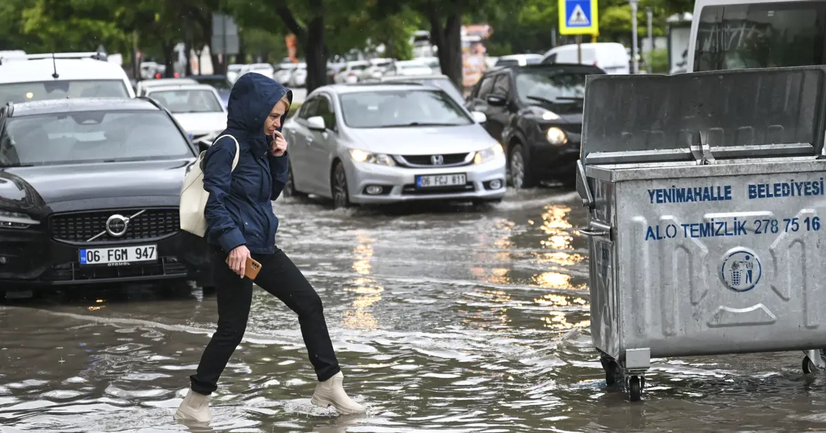 Harita turuncu ve sarıya boyandı, yaz ortasında kış yaşanıyor | Sıcaklık sert düştü, İstanbul ve Ankara’da yollar göle döndü