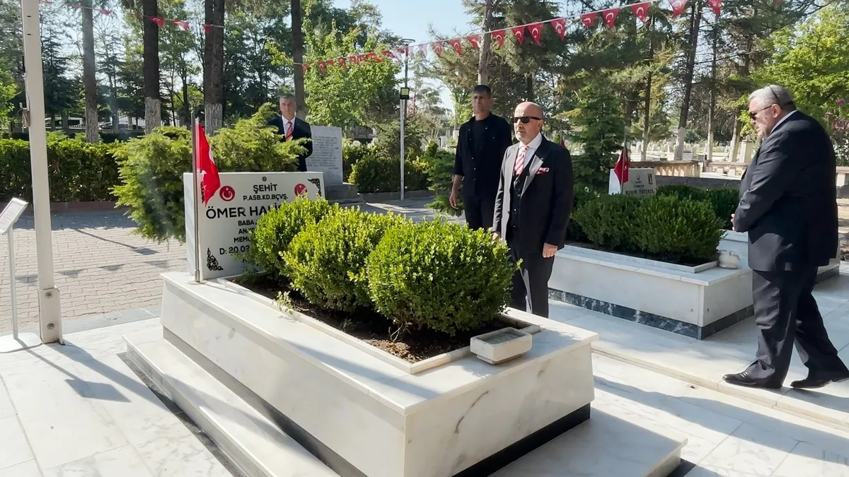 İhanete “dur” diyen şehit Ömer Halisdemir’in kabrine ziyaret! Zekai Aksallı’dan 15 Temmuz mesajı
