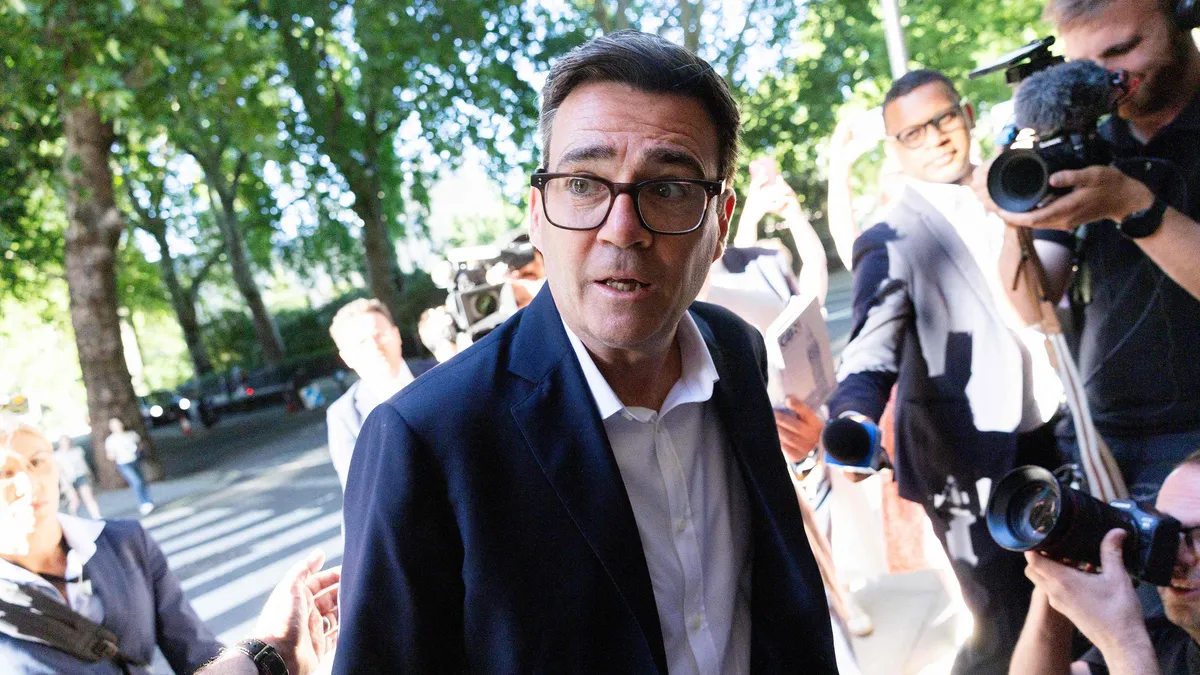 İngiltere’de başbakanlığa hazırlanan Andy Burnham, İşçi Partisi’nin Gazze tutumu için özür diledi