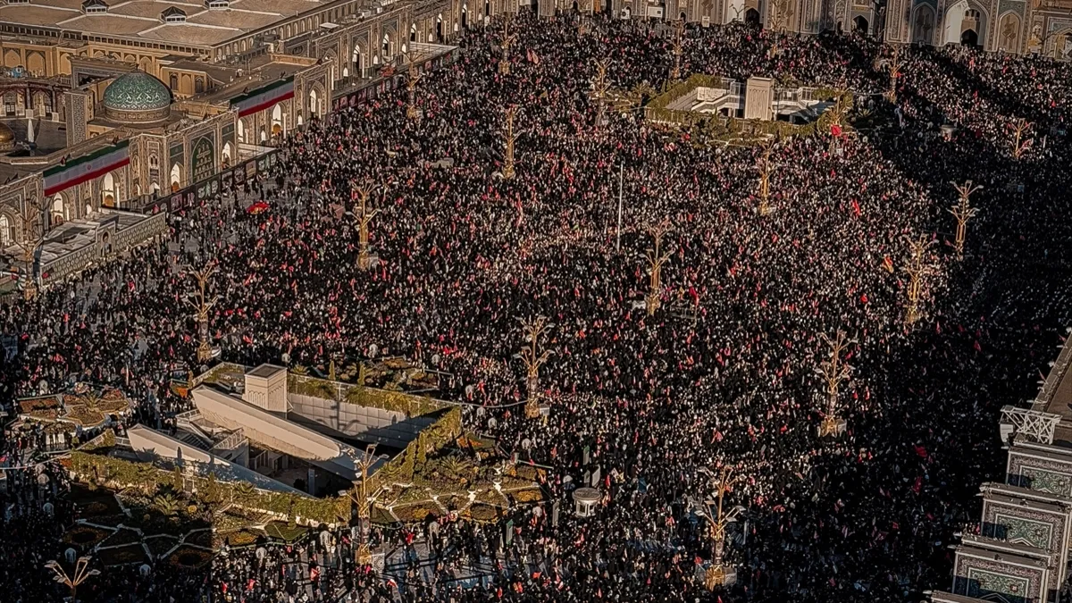 İran eski lider Hamaney’e veda etti! Meşhed’de on binler cenaze namazında buluştu