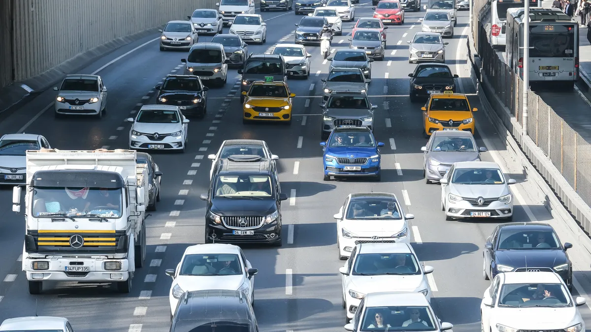 İstanbul’da bazı yollar saat 12.00’den itibaren trafiğe kapatıldı: Sürücüler için alternatif güzergahlar açıklandı