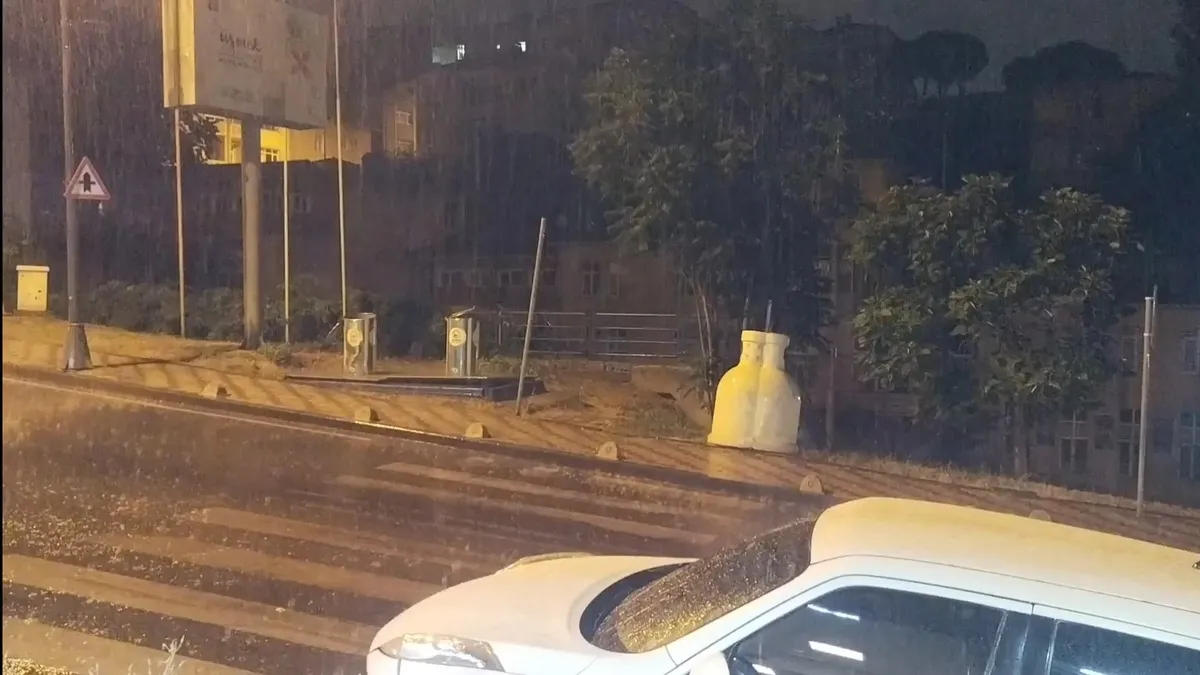 İstanbul’da beklenen sağanak başladı! Sokaklar suyla doldu