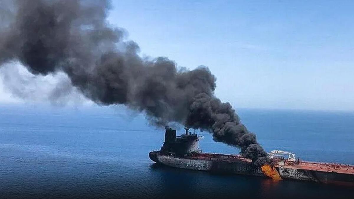 KIZILDENİZ KAYNIYOR! Husiler, Suudi petrol tankerini balistik füzelerle vurdu