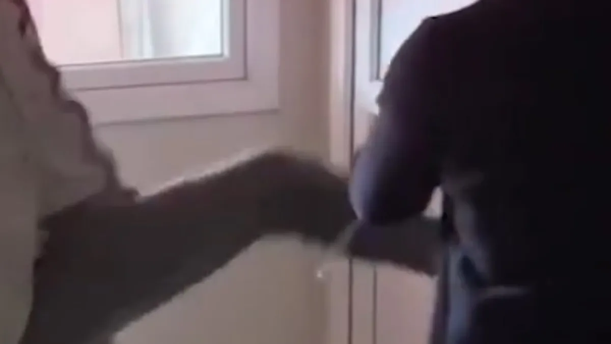 Kapıyı kırdı pankartları indirdi! CHP Düzce İl Başkanlığı’nda gerilim