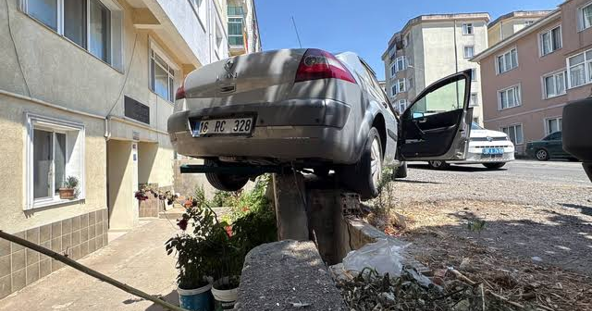 Kontrolden çıkan otomobil istinat duvarında askıda kaldı