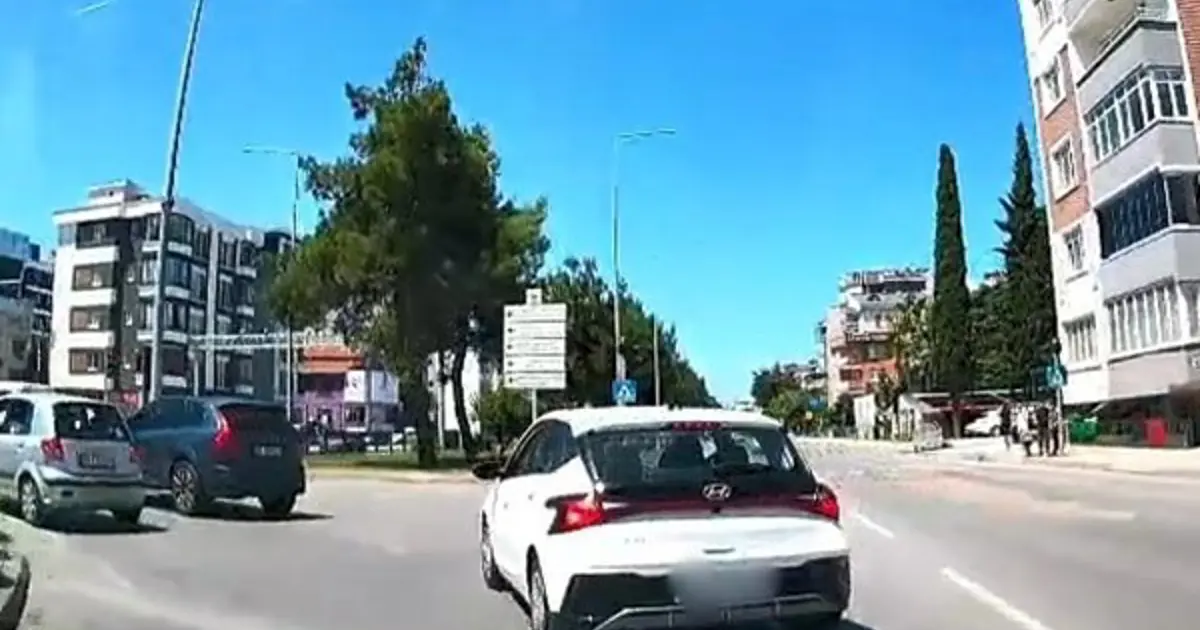Kontrolsüz şerit değiştiren sürücü kazaya davetiye çıkardı