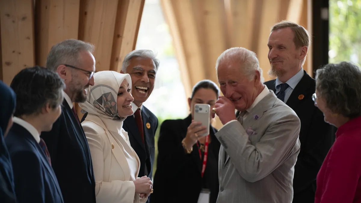 Kral Charles Cambridge Merkez Camisi’ni ziyaret etti