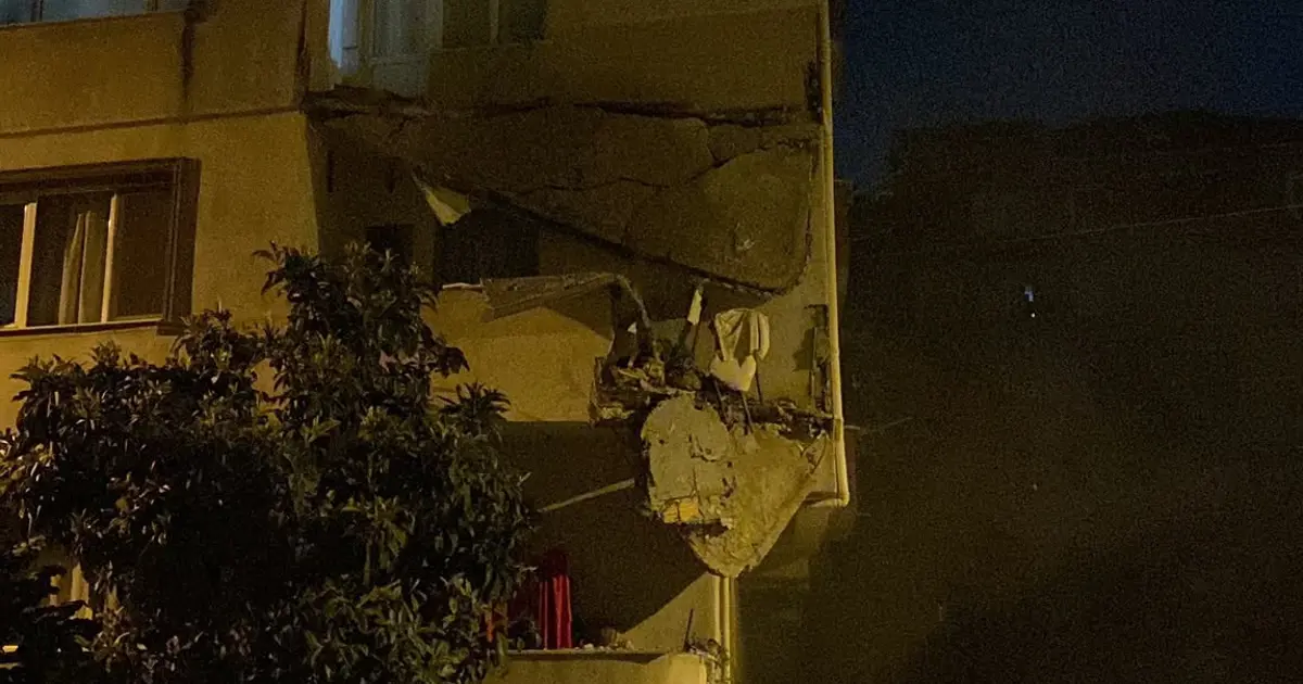 Küçükçekmece’de balkonu çöken bina boşaltıldı