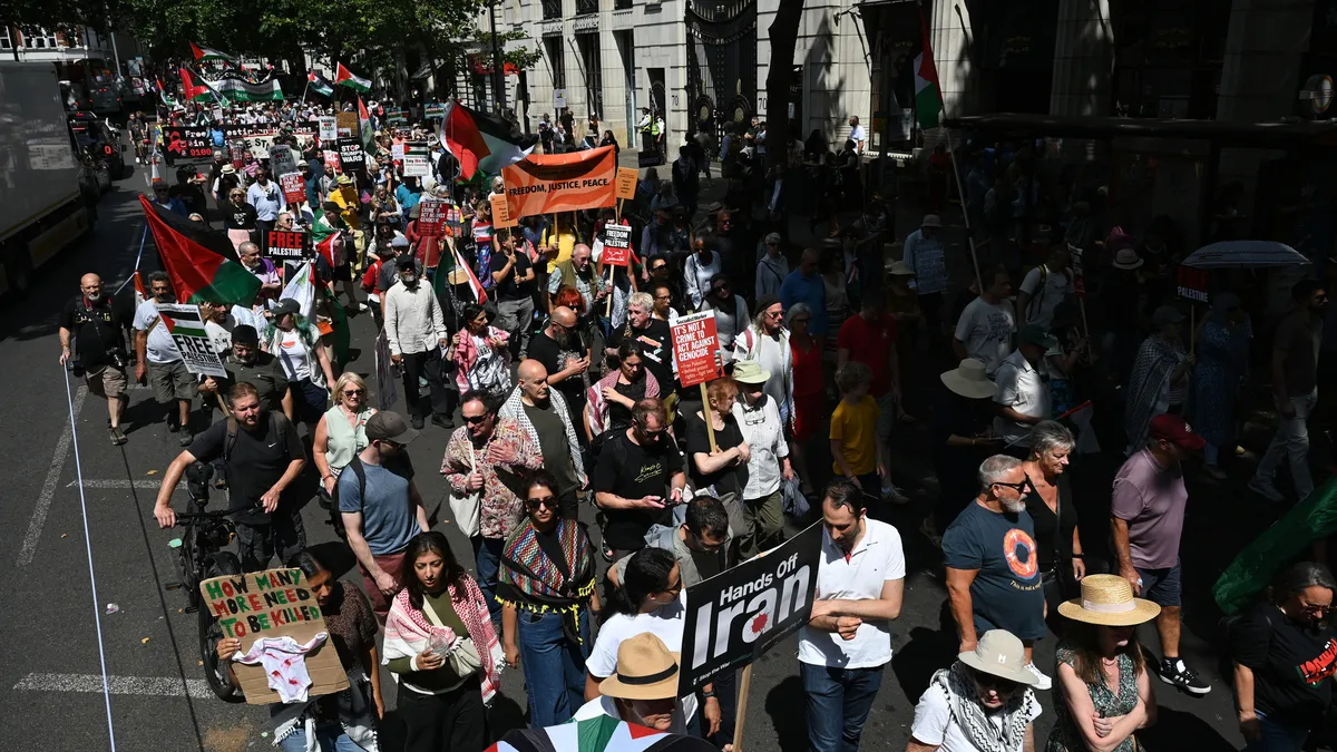 Londra’da Filistin’e destek yürüyüşü: “İsrail’e yaptırım uygulanması” talep edildi