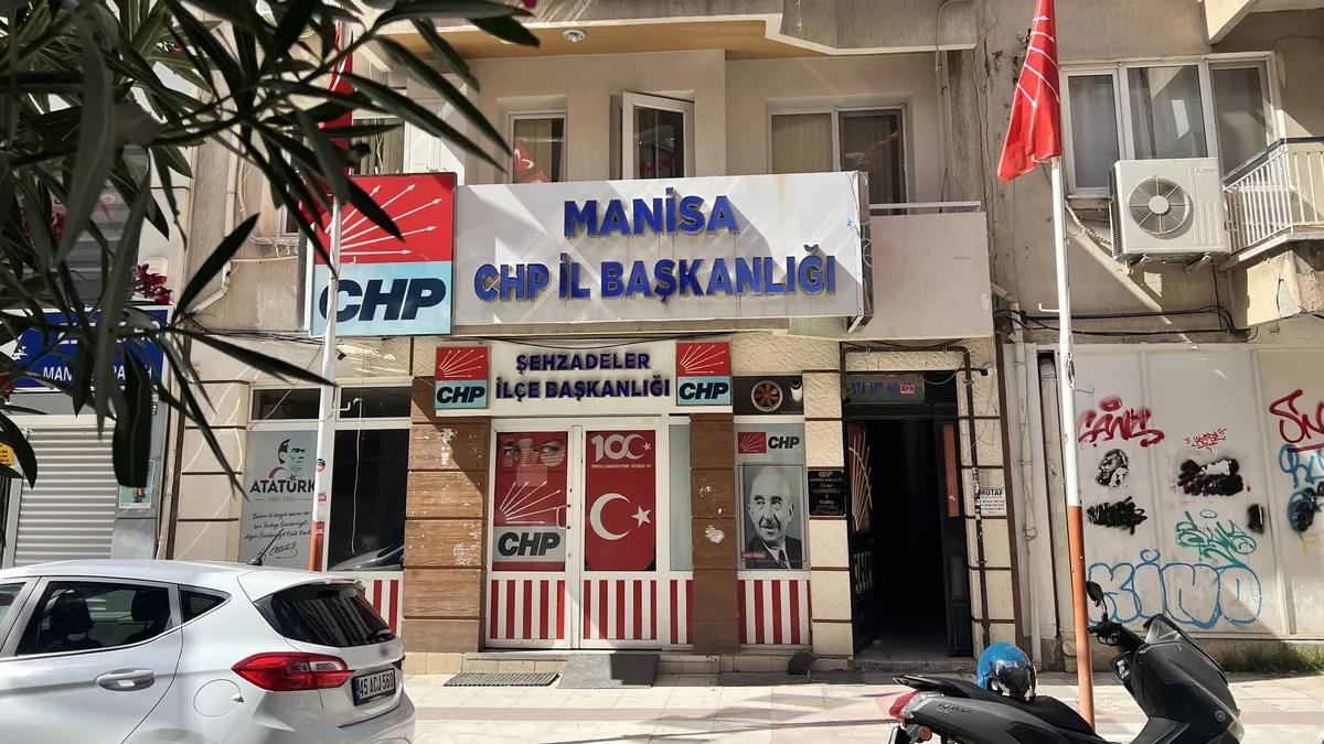 Manisa CHP İl Başkanlığı’nda kavga! Partililer birbirlerine girdi: 1 yaralı var