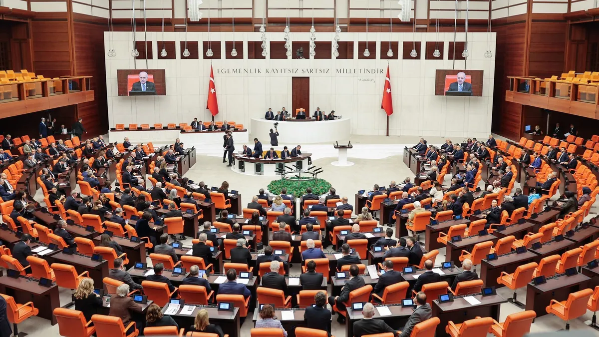 Milyonları ilgilendiren düzenleme Meclis’te! Emekli maaşı teklifinde ilk 7 madde kabul edildi